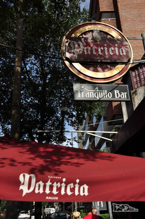 Um dos muitos bares nas ruas de Pocitos, em Montevideo, no Uruguai